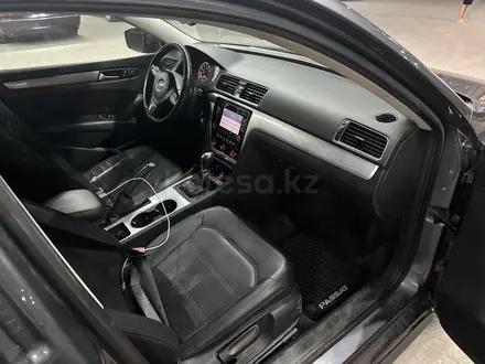 Volkswagen Passat 2012 года за 4 300 000 тг. в Атырау – фото 14