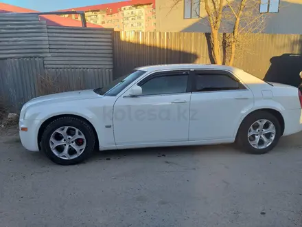 Chrysler 300C 2005 года за 4 500 000 тг. в Атырау – фото 2