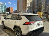 Toyota RAV4 2021 года за 15 500 000 тг. в Актобе – фото 3