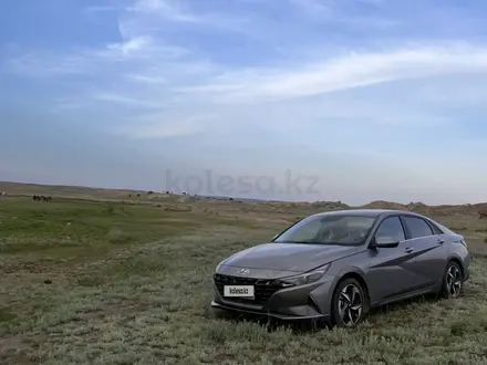Hyundai Elantra 2022 года за 9 600 000 тг. в Караганда – фото 2