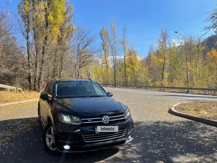 Volkswagen Touareg 2011 года за 9 300 000 тг. в Алматы – фото 2