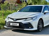 Toyota Camry 2021 года за 17 100 000 тг. в Шымкент