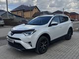 Toyota RAV4 2019 года за 14 000 000 тг. в Актобе – фото 2