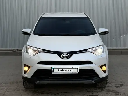 Toyota RAV4 2016 года за 11 800 000 тг. в Актобе – фото 2