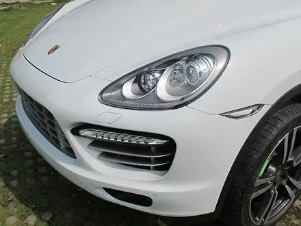 Стекла фар Porsche Cayenne за 40 000 тг. в Астана