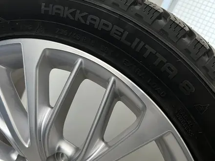 Шины с дисками 235/45 R18 за 400 000 тг. в Астана – фото 3