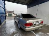 Mercedes-Benz E 320 1997 года за 2 900 000 тг. в Алматы – фото 2
