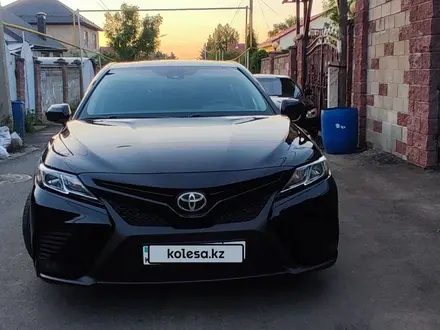 Toyota Camry 2020 года за 12 200 000 тг. в Алматы – фото 2