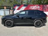 Toyota RAV4 2021 года за 19 000 000 тг. в Актобе – фото 2