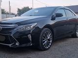 Toyota Camry 2017 года за 7 600 000 тг. в Атырау