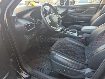 Hyundai Santa Fe 2020 года за 12 000 000 тг. в Актобе – фото 20