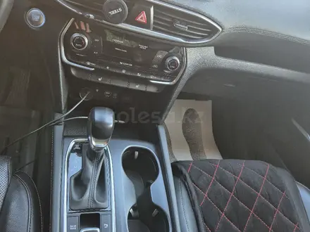 Hyundai Santa Fe 2020 года за 12 000 000 тг. в Актобе – фото 24
