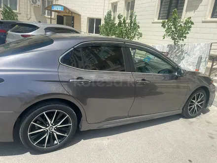 Toyota Camry 2021 года за 10 500 000 тг. в Актау – фото 2