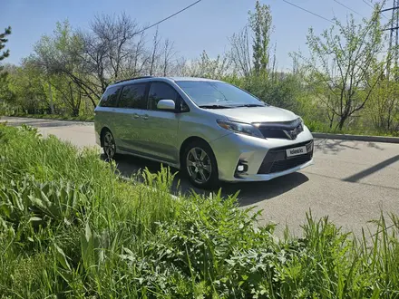 Toyota Sienna 2019 года за 16 500 000 тг. в Алматы