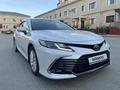 Toyota Camry 2023 года за 16 500 000 тг. в Актау – фото 2