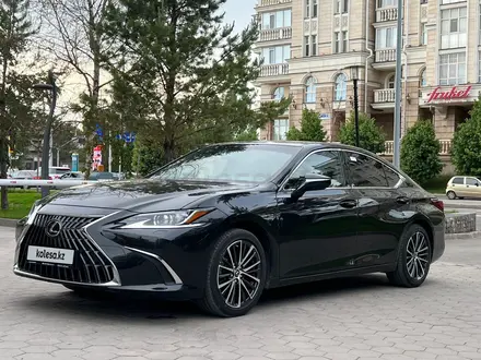 Lexus ES 250 2023 года за 26 000 000 тг. в Астана