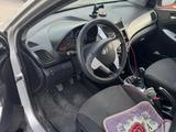 Hyundai Solaris 2013 года за 3 000 000 тг. в Атырау – фото 2