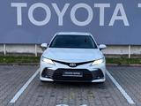 Toyota Camry 2021 года за 16 890 000 тг. в Алматы – фото 2