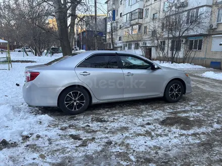 Toyota Camry 2012 года за 7 700 000 тг. в Уральск – фото 2