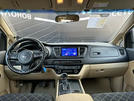 Kia Carnival 2015 года за 13 500 000 тг. в Атырау – фото 9