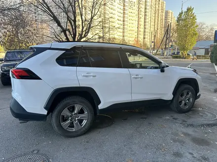 Toyota RAV4 2022 года за 16 900 000 тг. в Алматы – фото 4