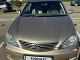 Toyota Camry 2005 года за 6 100 000 тг. в Усть-Каменогорск – фото 2