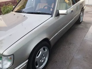 Mercedes-Benz E 230