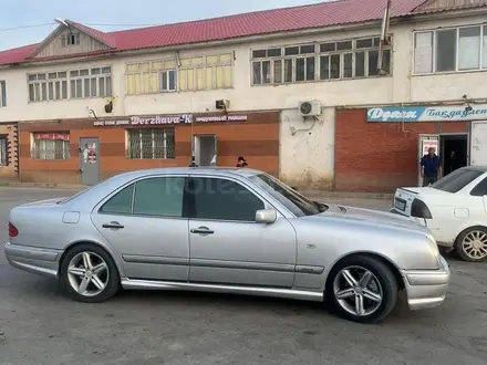 Mercedes-Benz E 320 1995 года за 3 500 000 тг. в Атырау – фото 18