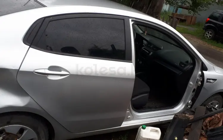 Дверь Киа Рио задняя правая серебро б/у оригинал в отличном состоянии за 20 000 тг. в Костанай