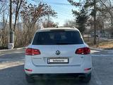 Volkswagen Touareg 2010 годаfor7 900 000 тг. в Актобе – фото 3