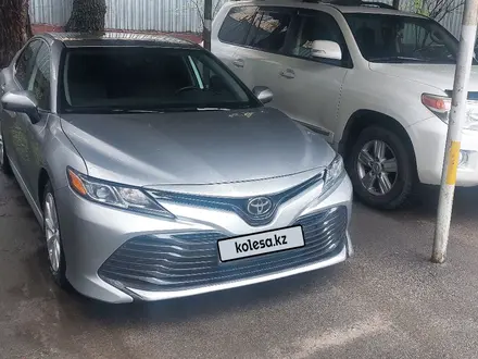 Toyota Camry 2019 года за 16 500 000 тг. в Алматы – фото 2