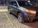 Toyota Highlander 2015 года за 8 800 000 тг. в Актобе – фото 2