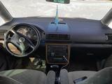 Volkswagen Sharan 2003 годаүшін2 100 000 тг. в Актобе