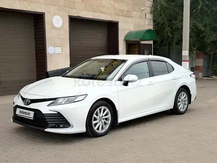 Toyota Camry 2021 года за 13 200 000 тг. в Астана – фото 2