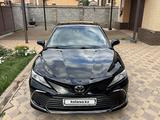 Toyota Camry 2021 года за 14 950 000 тг. в Караганда – фото 2