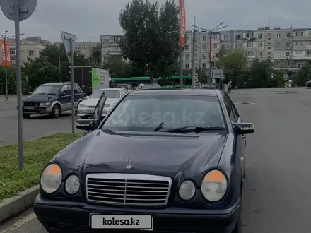 Mercedes-Benz E 320 1998 года за 2 600 000 тг. в Алматы – фото 2