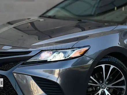 Toyota Camry 2020 года за 11 500 000 тг. в Алматы – фото 2