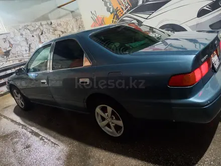 Toyota Camry 2000 года за 2 800 000 тг. в Балхаш – фото 6