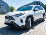 Toyota RAV4 2020 года за 14 600 000 тг. в Курчатов – фото 2