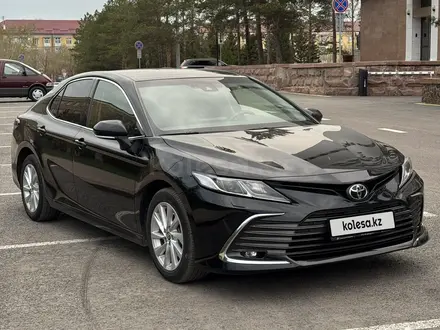 Toyota Camry 2023 года за 16 300 000 тг. в Караганда – фото 2