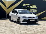 Toyota Camry 2022 года за 14 500 000 тг. в Атырау – фото 2