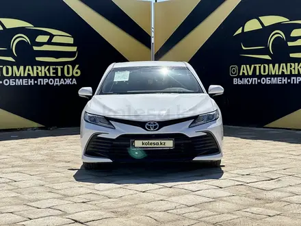 Toyota Camry 2022 года за 14 500 000 тг. в Атырау – фото 3