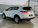 Kia Sportage 2018 года за 9 990 000 тг. в Атырау – фото 2