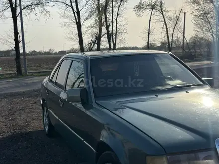 Mercedes-Benz E 230 1990 года за 1 500 000 тг. в Алматы
