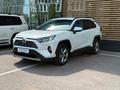Toyota RAV4 2021 года за 12 400 000 тг. в Астана