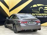 Toyota Camry 2021 года за 11 900 000 тг. в Атырау – фото 4