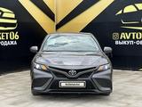 Toyota Camry 2021 года за 11 900 000 тг. в Атырау – фото 2