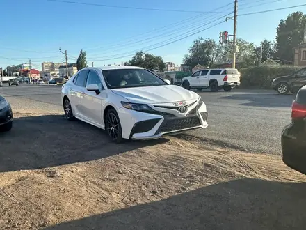 Toyota Camry 2021 года за 11 300 000 тг. в Уральск – фото 2