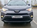 Toyota RAV4 2018 годаfor13 100 000 тг. в Актобе