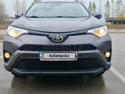 Toyota RAV4 2018 года за 13 100 000 тг. в Актобе